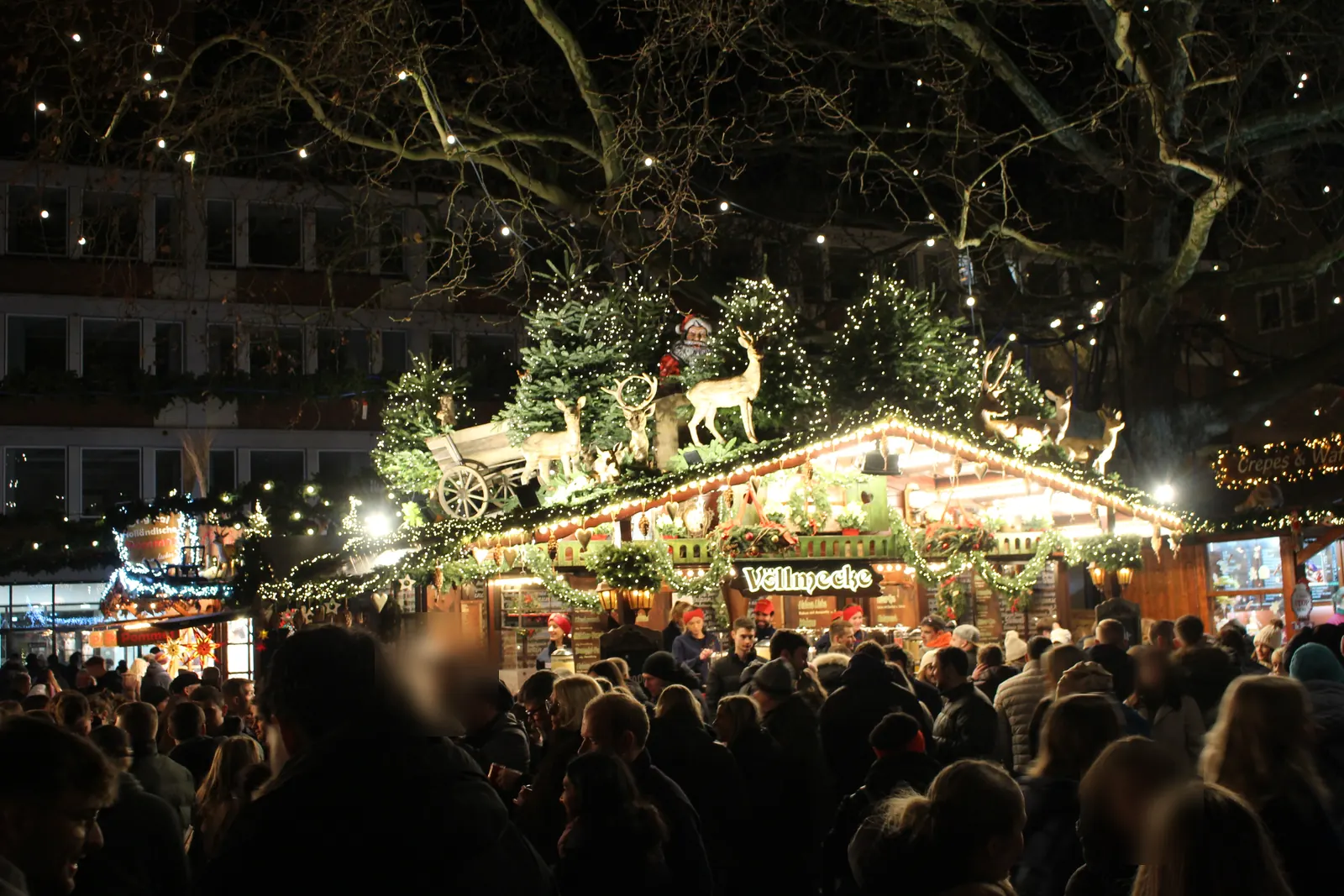 Weihnachtsmarkt Rund um das Rathaus in Münster: festlich mit Hirschen und Lichterketten geschmückte Bude im Rathausinnenhof.
